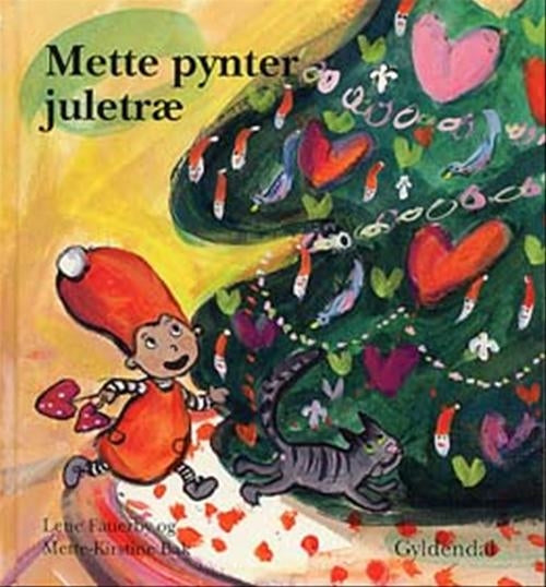 Mette pynter juletræ