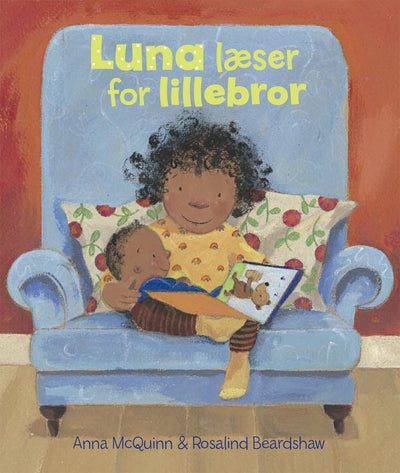Luna læser for lillebror